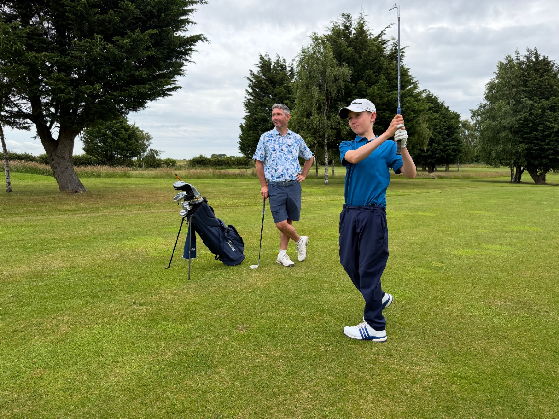 Peter Whiteford coaching a junior golfer
